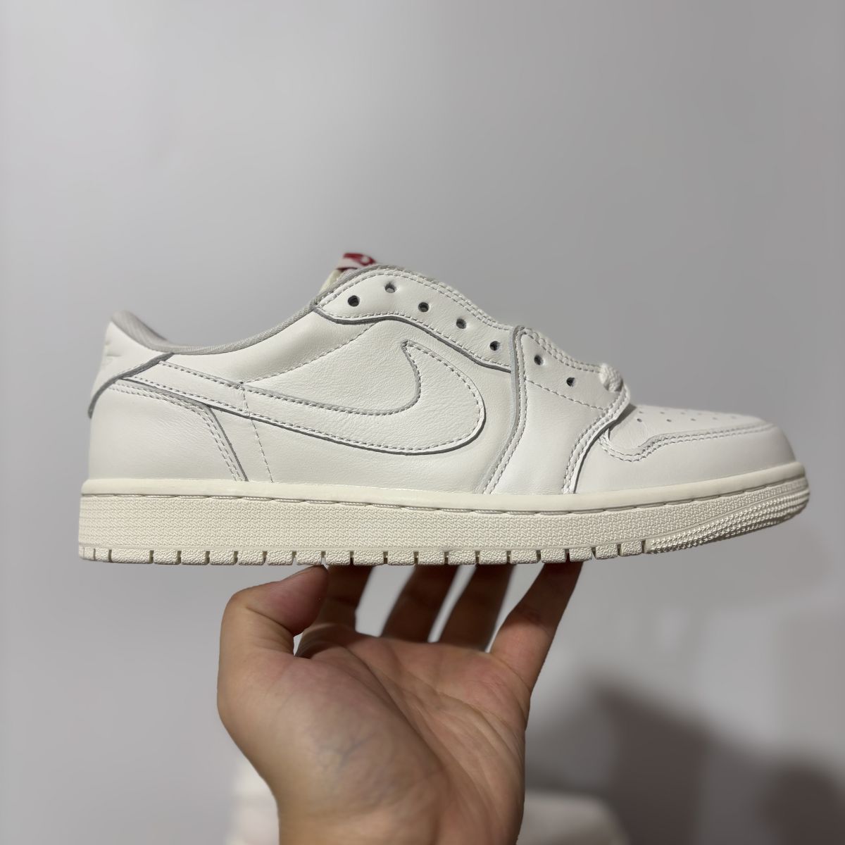 AJ1低帮元年白色 F版⚡️Air Jordan 1 Retro OG 舒适贴合 时尚简约 潮流经典百搭纯白运动休闲板鞋 低帮 复古篮球鞋 HQ6998-100