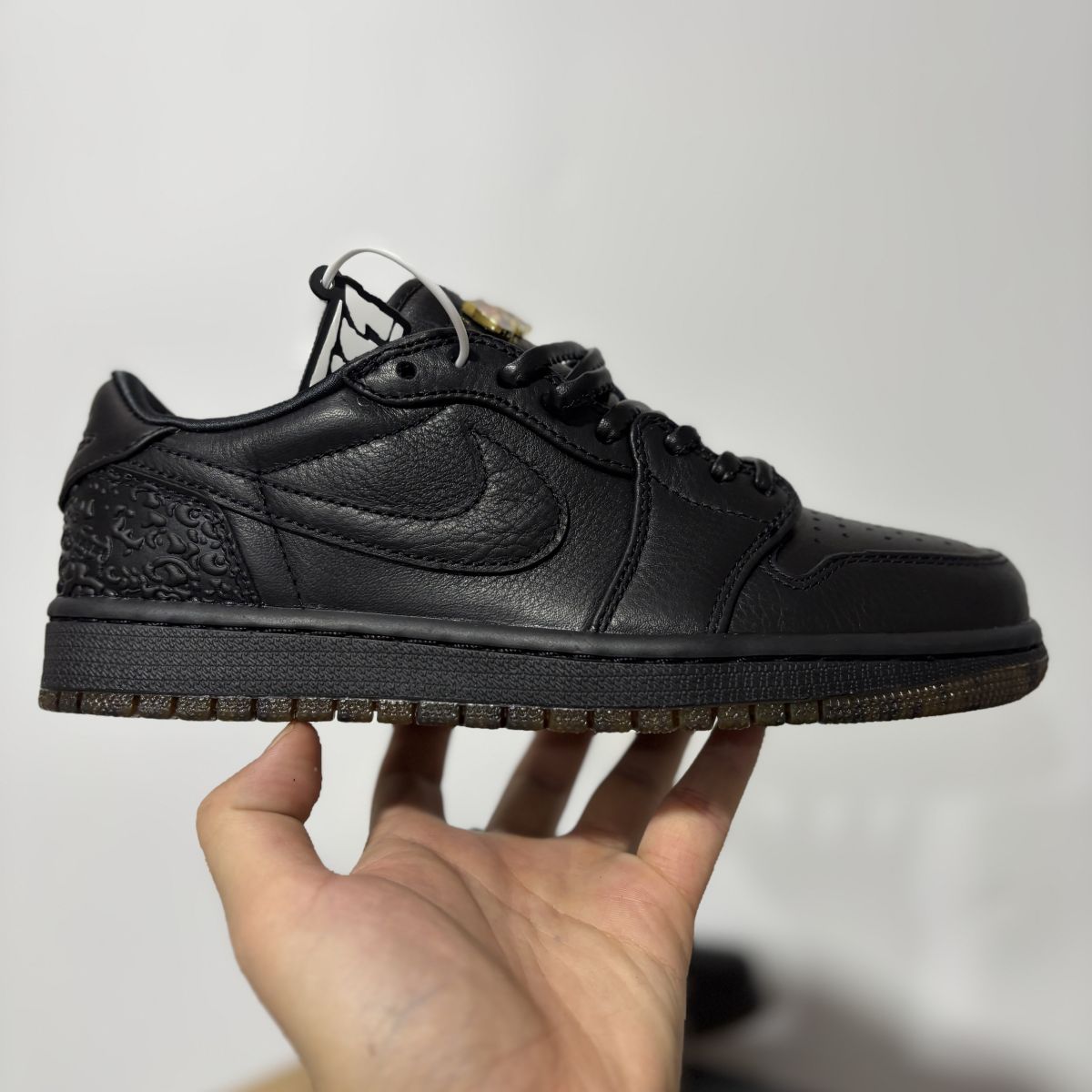 AJ1低帮花卉刺绣黑色 Air Jordan 1 Low OG “Floral Swoosh”Sail/Off White-Coconut Milk 乔1低帮丝绸刺绣篮球鞋 IO3147-001
