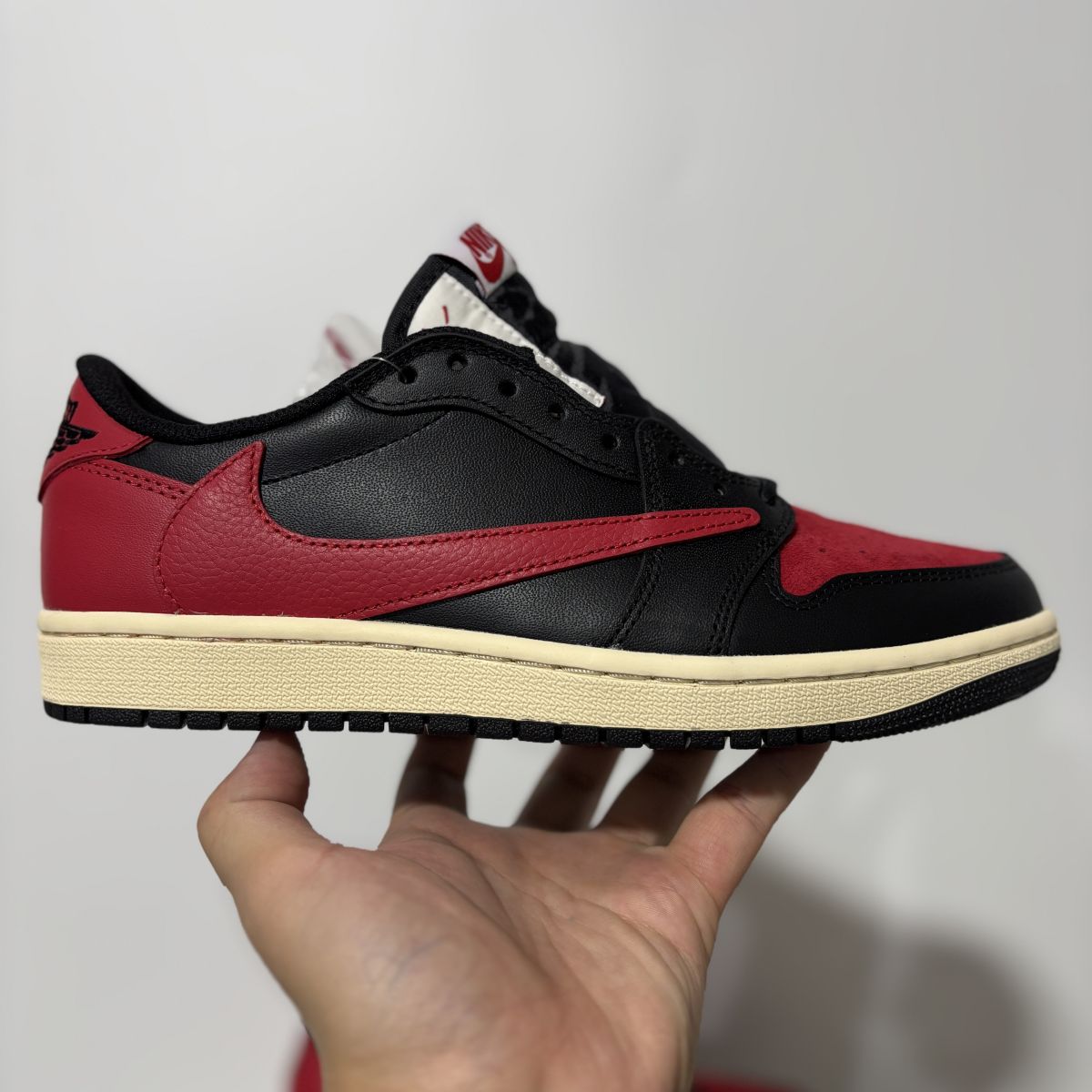 AJ1 TS倒钩低帮黑红 Y版⚡️Travis Scott x Jordan Air Jordan 1 倒钩7.0 减震 低帮 复古篮球鞋 DZ4137-700
