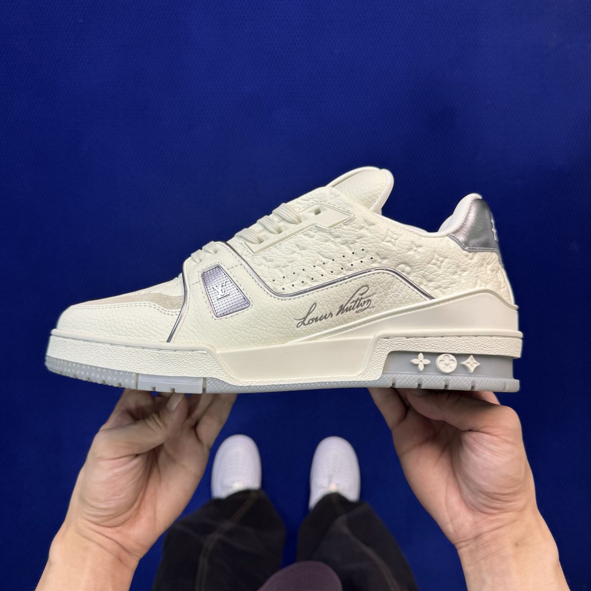 LV板鞋新白灰 LOUIS VUITTON Trainer 官方最新配色！驴家LV Trainer 外包装全新升级‼️原版完美楦型 佛山大厂出产 品控胜过市面百分之95