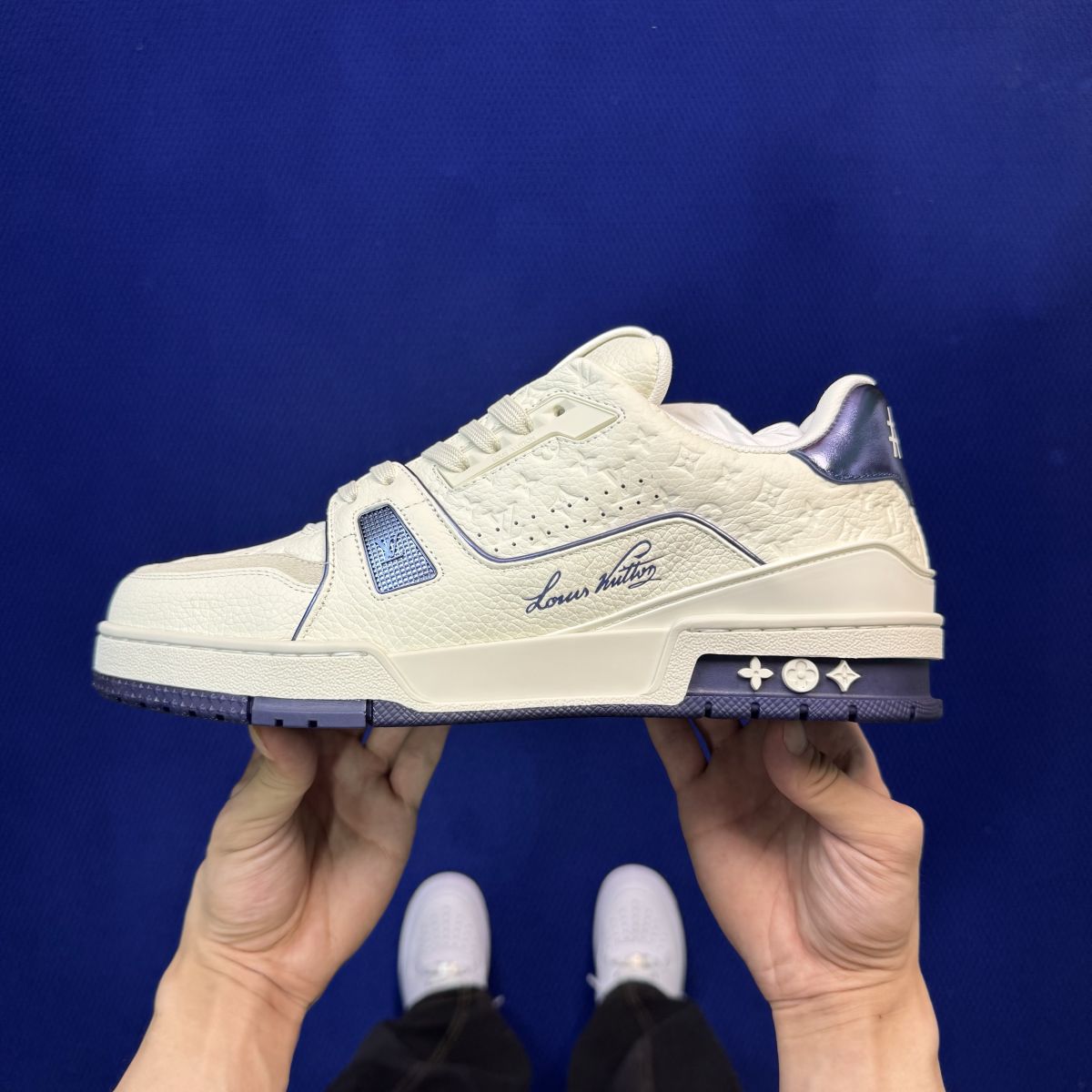 LV板鞋新白蓝 LOUIS VUITTON Trainer 官方最新配色！驴家LV Trainer 外包装全新升级‼️原版完美楦型 佛山大厂出产 品控胜过市面百分之95