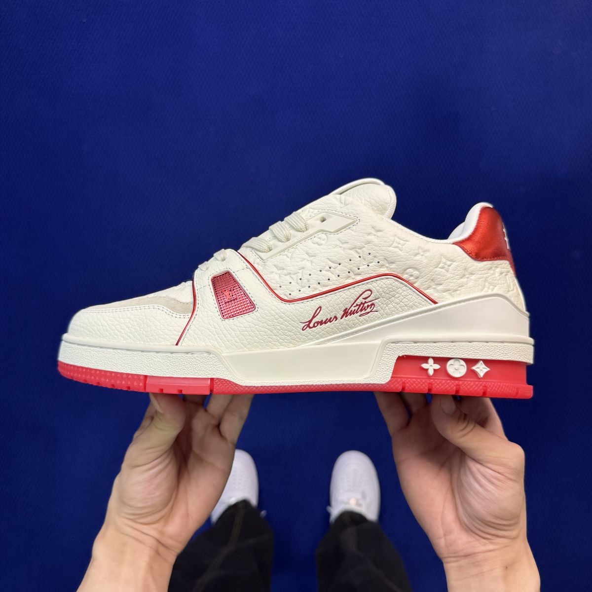 LV板鞋新白红 LOUIS VUITTON Trainer 官方最新配色！驴家LV Trainer 外包装全新升级‼️原版完美楦型 佛山大厂出产 品控胜过市面百分之95
