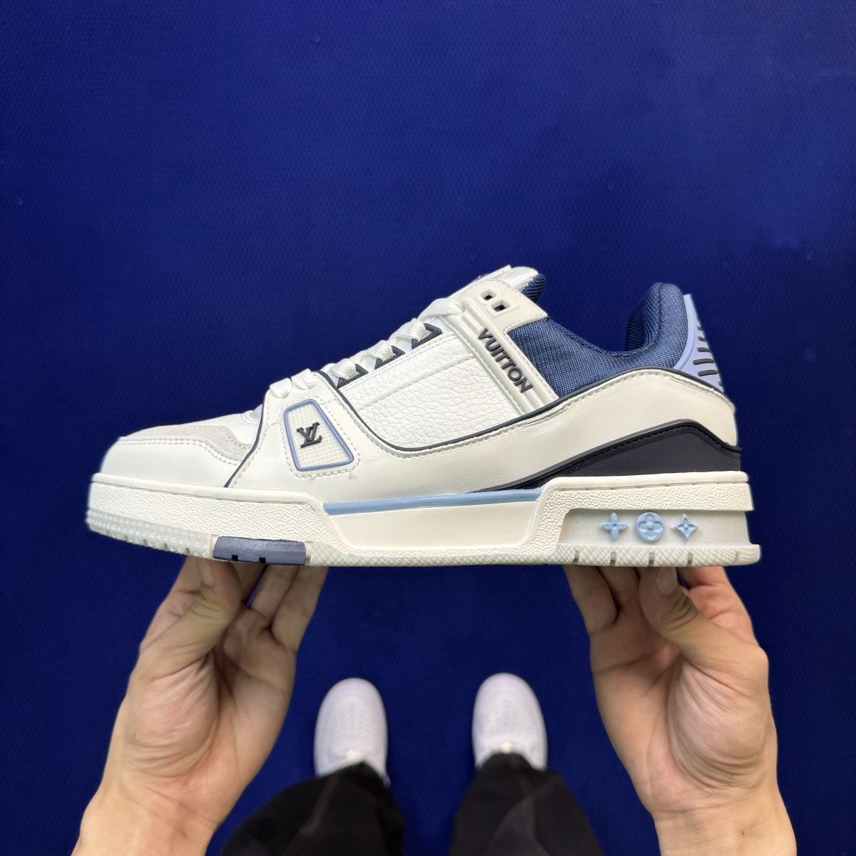 LV板鞋白蓝渐变 LOUIS VUITTON Trainer 官方最新配色！驴家LV Trainer 外包装全新升级‼️原版完美楦型 佛山大厂出产 品控胜过市面百分之95