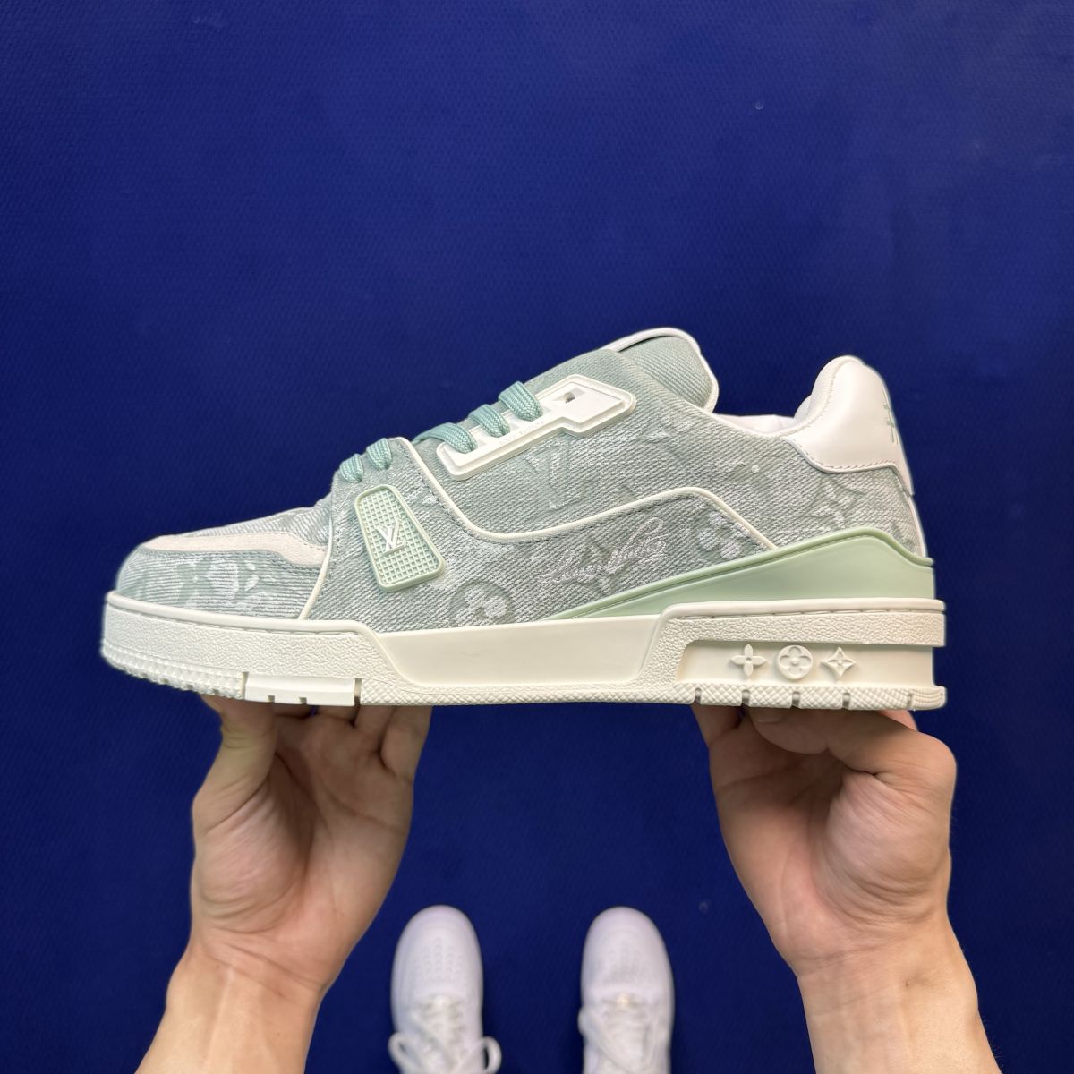 LV板鞋浅绿牛仔 LOUIS VUITTON Trainer 官方最新配色！驴家LV Trainer 外包装全新升级‼️原版完美楦型 佛山大厂出产 品控胜过市面百分之95