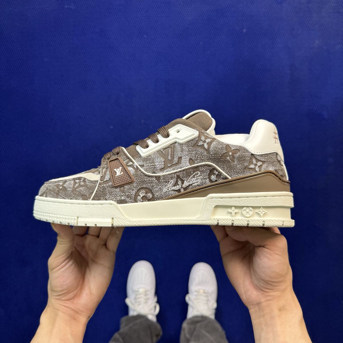 LV板鞋深咖牛仔 LOUIS VUITTON Trainer 官方最新配色！驴家LV Trainer 外包装全新升级‼️原版完美楦型 佛山大厂出产 品控胜过市面百分之95