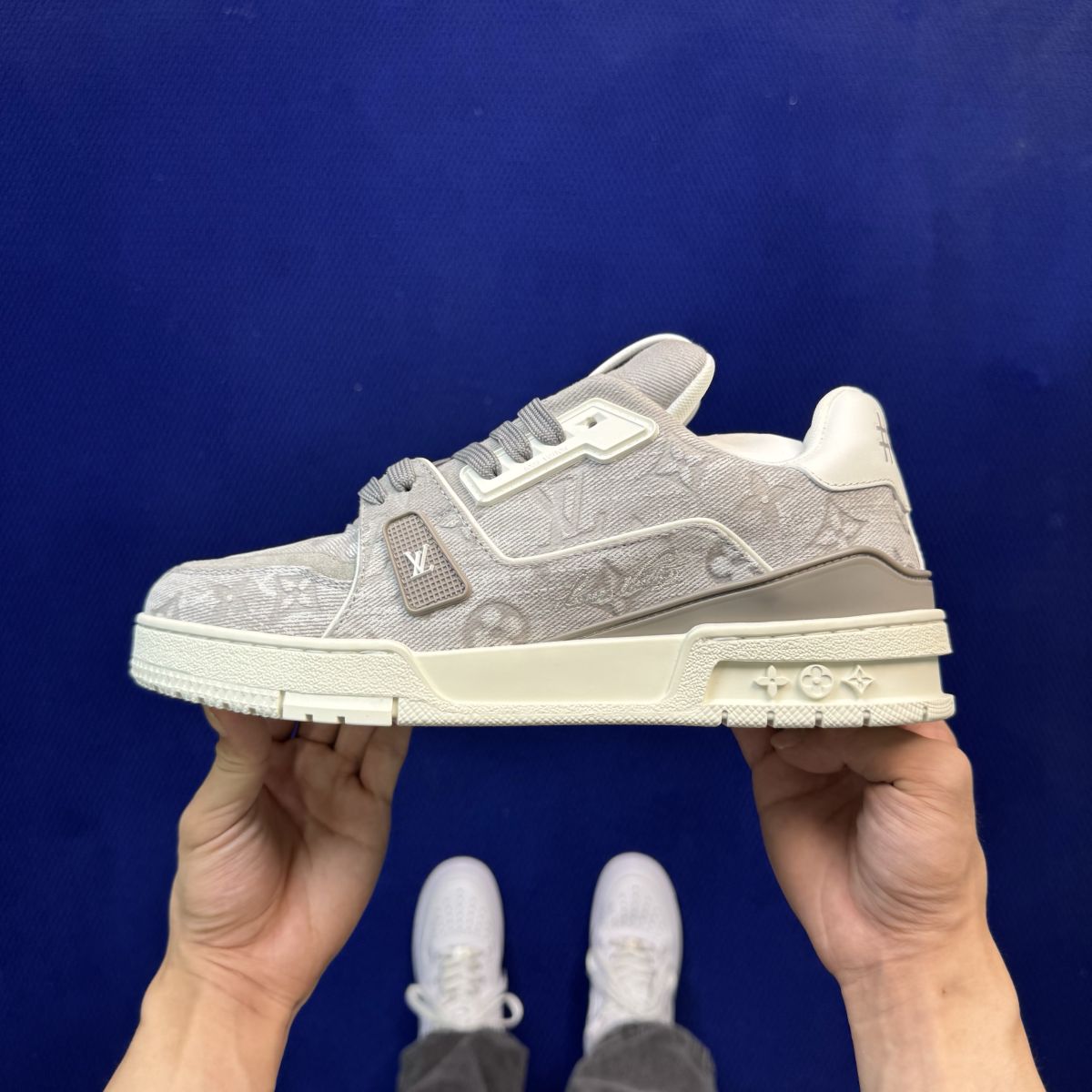 LV板鞋浅灰牛仔 LOUIS VUITTON Trainer 官方最新配色！驴家LV Trainer 外包装全新升级‼️原版完美楦型 佛山大厂出产 品控胜过市面百分之95