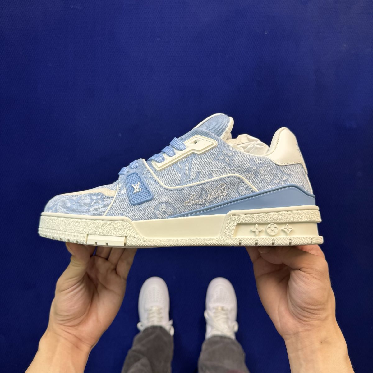 LV板鞋浅蓝牛仔 LOUIS VUITTON Trainer 官方最新配色！驴家LV Trainer 外包装全新升级‼️原版完美楦型 佛山大厂出产 品控胜过市面百分之95