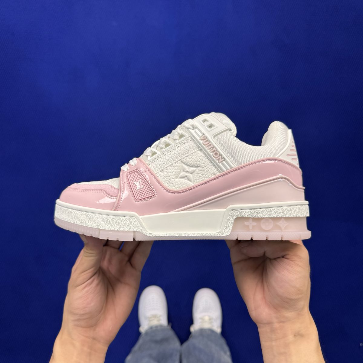 LV板鞋白粉漆皮 LOUIS VUITTON Trainer 官方最新配色！驴家LV Trainer 外包装全新升级‼️原版完美楦型 佛山大厂出产 品控胜过市面百分之95