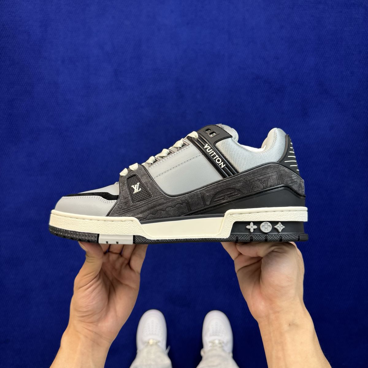 LV板鞋新色黑灰 LOUIS VUITTON Trainer 官方最新配色！驴家LV Trainer 外包装全新升级‼️原版完美楦型 佛山大厂出产 品控胜过市面百分之95