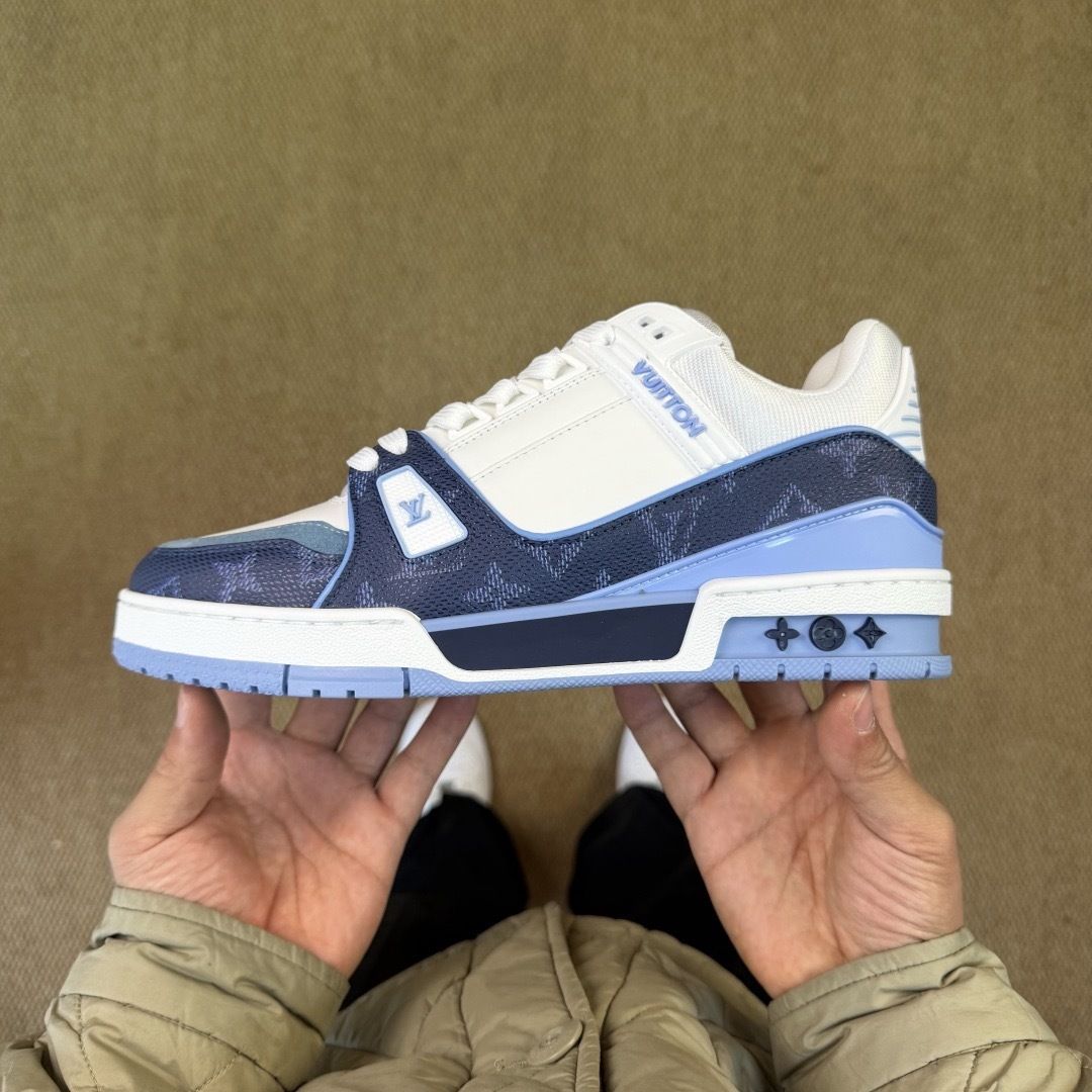LV打印白蓝 LOUIS VUITTON Trainer 官方最新配色！驴家LV Trainer 外包装全新升级‼️原版完美楦型 佛山大厂出产 品控胜过市面百分之95