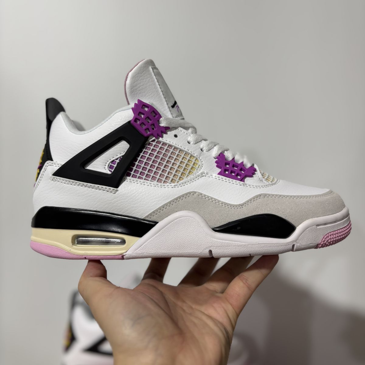 AJ4漫画粉 Air Jordan 4 “Comic”舒适贴合 复古篮球鞋 男女同款 白黑 IO2362-100