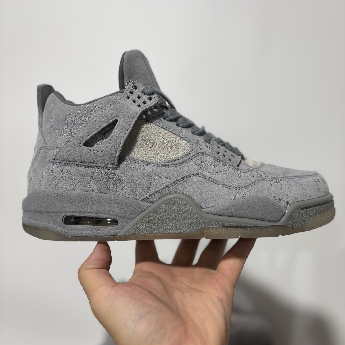 AJ4 kaws灰涂鸦 性价比⚡️KAWS x Air Jordan 乔4涂鸦 灰麂皮篮球鞋 930155-003