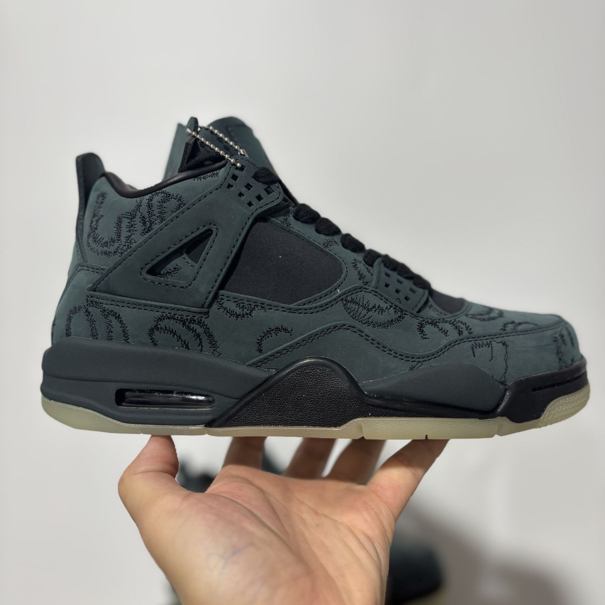 AJ4 kaws黑涂鸦 性价比⚡️KAWS x Air Jordan 乔4涂鸦 墨绿黑麂皮篮球鞋 930155-001